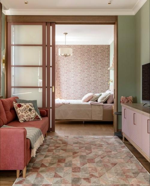 В основе всего интерьера - яркий брусничный холодильник, который стал главным визуальным акцентом и центром притяжения в пространстве. 06