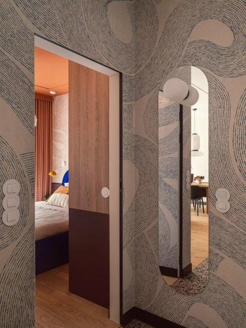 Оригинальный интерьер квартиры, созданной для краткосрочной аренды, сразу выделяется своим характером и продуманной атмосферой. 09