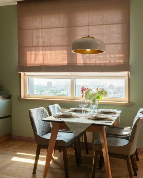 В основе всего интерьера - яркий брусничный холодильник, который стал главным визуальным акцентом и центром притяжения в пространстве. 04