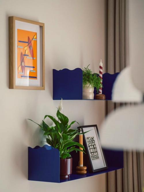 Оригинальный интерьер квартиры, созданной для краткосрочной аренды, сразу выделяется своим характером и продуманной атмосферой. 04