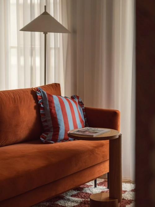 Оригинальный интерьер квартиры, созданной для краткосрочной аренды, сразу выделяется своим характером и продуманной атмосферой. 07