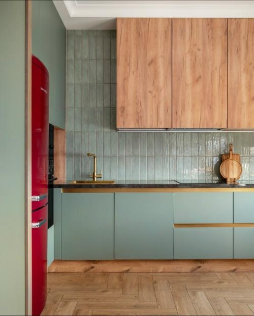 В основе всего интерьера - яркий брусничный холодильник, который стал главным визуальным акцентом и центром притяжения в пространстве. 03