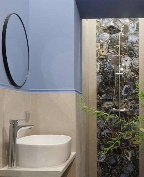 Интерьер полностью с покраской цветными блоками по горизонтали. 06