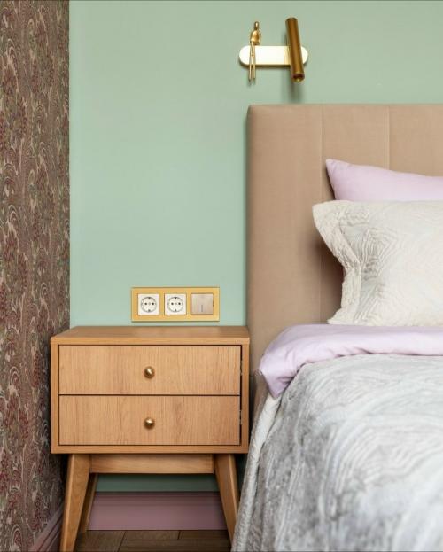 В основе всего интерьера - яркий брусничный холодильник, который стал главным визуальным акцентом и центром притяжения в пространстве. 05