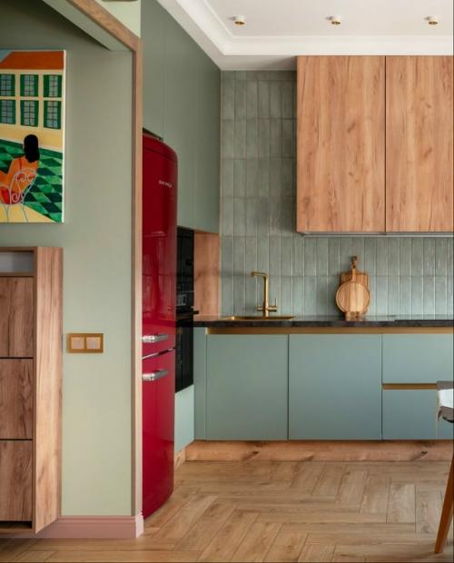 В основе всего интерьера - яркий брусничный холодильник, который стал главным визуальным акцентом и центром притяжения в пространстве. 02