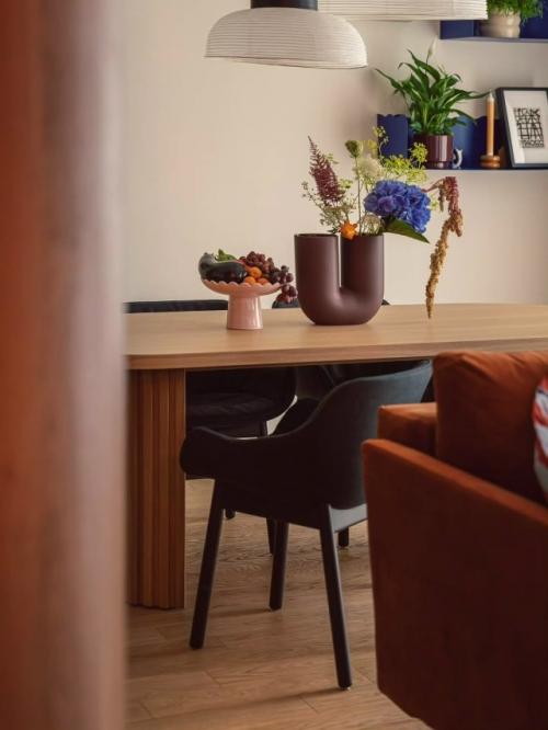 Оригинальный интерьер квартиры, созданной для краткосрочной аренды, сразу выделяется своим характером и продуманной атмосферой. 06