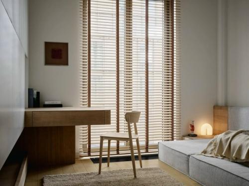 Этот стиль ценят за тонкий баланс эстетики и функциональности, за умение создавать тишину внутри интерьера и ощущение близости к природе. 01