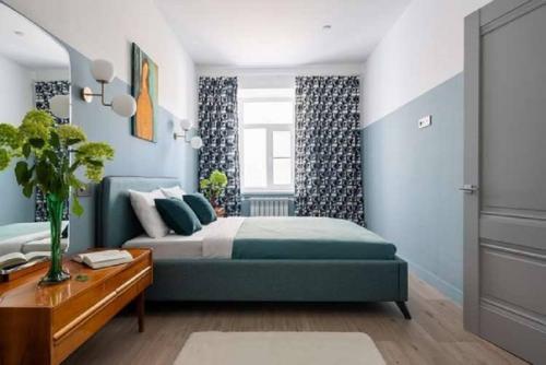 Интерьер полностью с покраской цветными блоками по горизонтали. 02