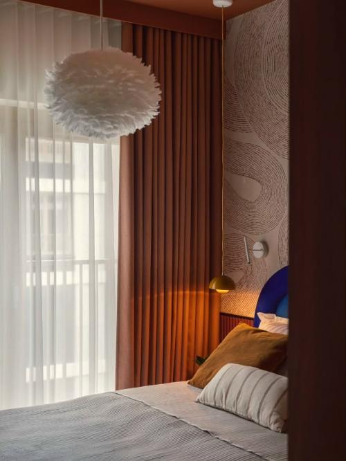 Оригинальный интерьер квартиры, созданной для краткосрочной аренды, сразу выделяется своим характером и продуманной атмосферой. 02