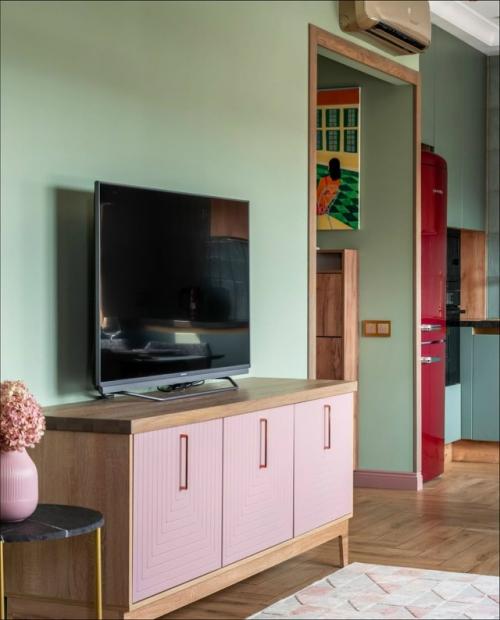 В основе всего интерьера - яркий брусничный холодильник, который стал главным визуальным акцентом и центром притяжения в пространстве. 01