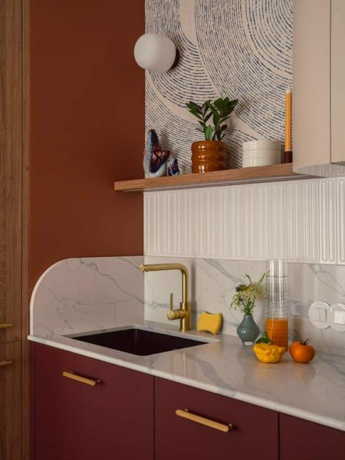 Оригинальный интерьер квартиры, созданной для краткосрочной аренды, сразу выделяется своим характером и продуманной атмосферой. 03