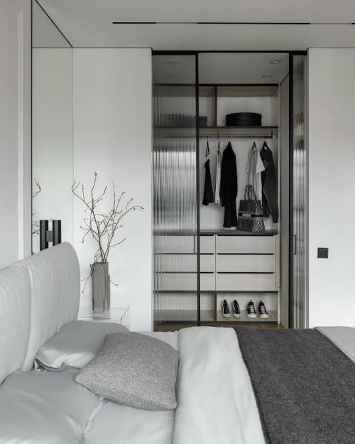 Эта квартира принадлежит дизайнеру, и именно поэтому каждый её элемент продуман до малейшей детали. 01