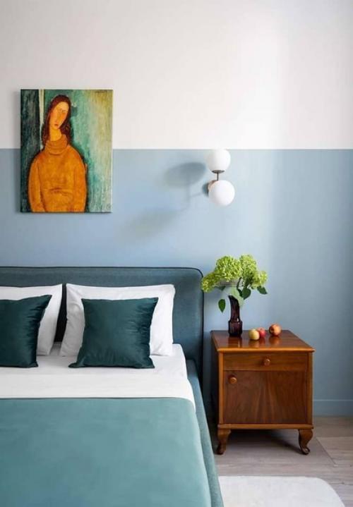 Интерьер полностью с покраской цветными блоками по горизонтали. 03