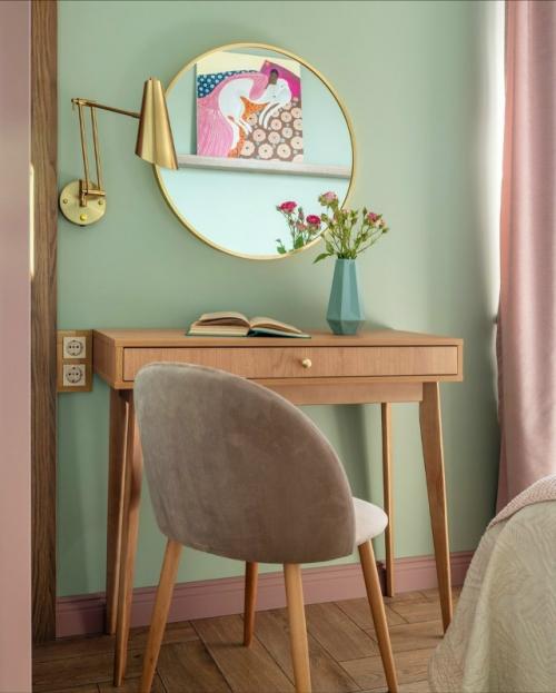 В основе всего интерьера - яркий брусничный холодильник, который стал главным визуальным акцентом и центром притяжения в пространстве. 07