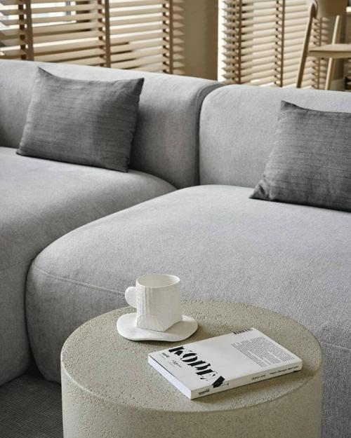 Этот стиль ценят за тонкий баланс эстетики и функциональности, за умение создавать тишину внутри интерьера и ощущение близости к природе. 05