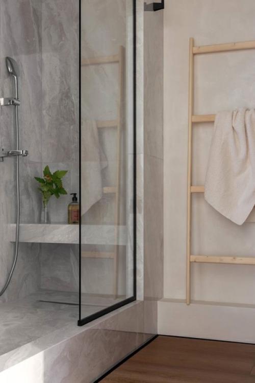 Светлый интерьер с тёмными акцентами. 06