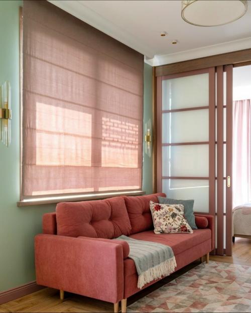 В основе всего интерьера - яркий брусничный холодильник, который стал главным визуальным акцентом и центром притяжения в пространстве. 09