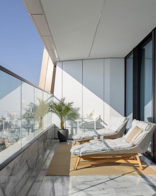 Интерьер, который отражает яркое искрящееся настроение Средиземноморья. 06