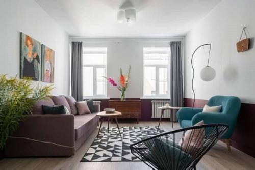 Интерьер полностью с покраской цветными блоками по горизонтали. 01