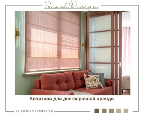 В основе всего интерьера - яркий брусничный холодильник, который стал главным визуальным акцентом и центром притяжения в пространстве.  