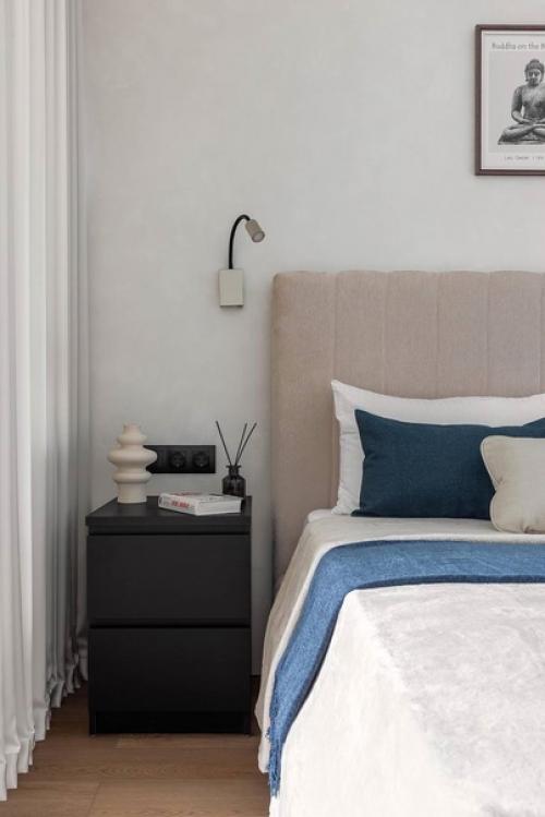 Светлый интерьер с тёмными акцентами. 04