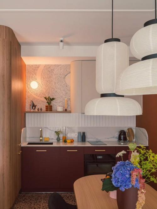 Оригинальный интерьер квартиры, созданной для краткосрочной аренды, сразу выделяется своим характером и продуманной атмосферой. 01