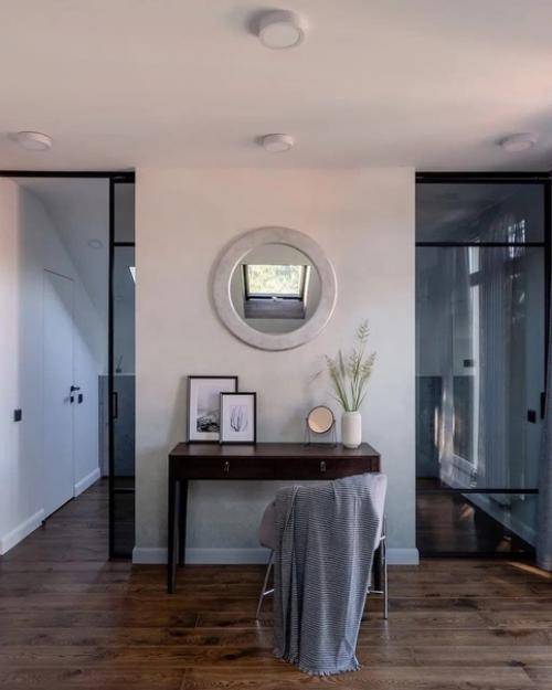 Спальня в мансарде.  Светлый интерьер, который располагает. 01