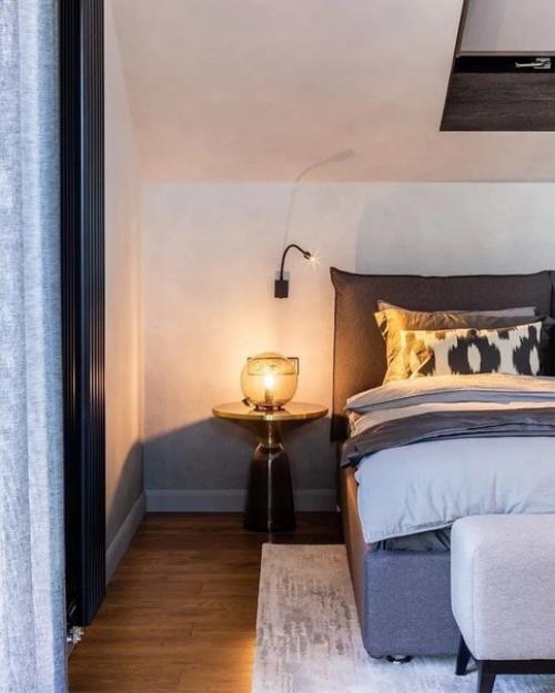 Спальня в мансарде.  Светлый интерьер, который располагает. 02