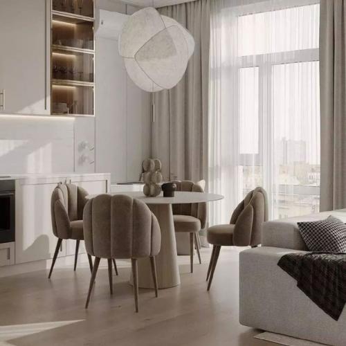 Бежевый цвет в сочетании с белым создают гармоничный дуэт в интерьере этой кухни - гостиной. 05