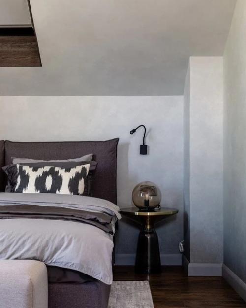 Спальня в мансарде.  Светлый интерьер, который располагает. 03