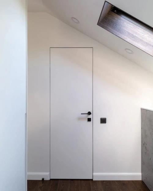 Спальня в мансарде.  Светлый интерьер, который располагает. 06