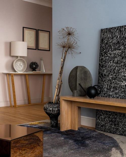 Светлый интерьер с использованием натуральных материалов, в спокойной палитре, но и с акцентными цветами. 02