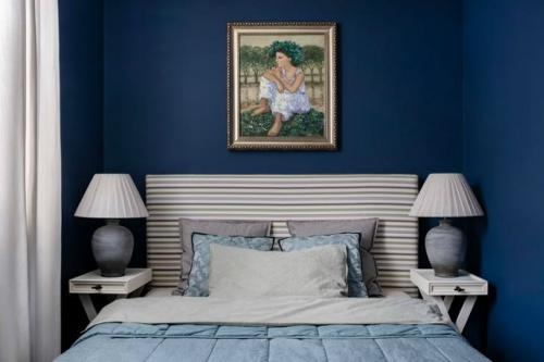 Продуманный и атмосферный проект, в котором компактное городское жильё превращается в уютное пространство с настроением загородного дома. 02