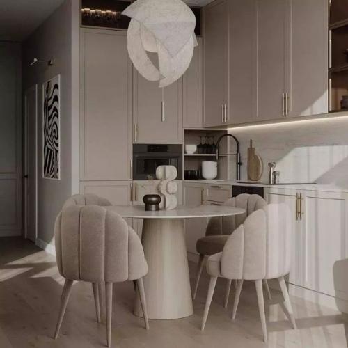 Бежевый цвет в сочетании с белым создают гармоничный дуэт в интерьере этой кухни - гостиной. 04