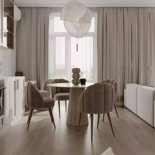 Бежевый цвет в сочетании с белым создают гармоничный дуэт в интерьере этой кухни - гостиной. 06