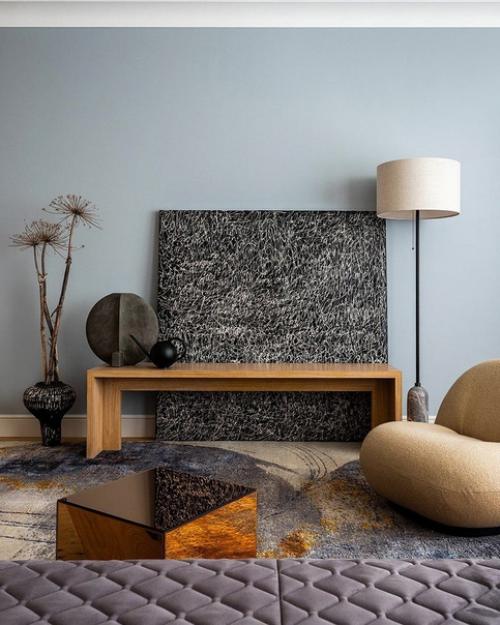 Светлый интерьер с использованием натуральных материалов, в спокойной палитре, но и с акцентными цветами. 06