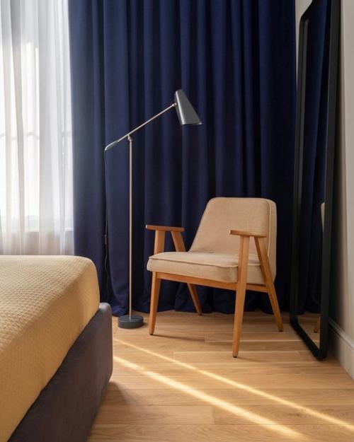 Светлый интерьер с использованием натуральных материалов, в спокойной палитре, но и с акцентными цветами. 01