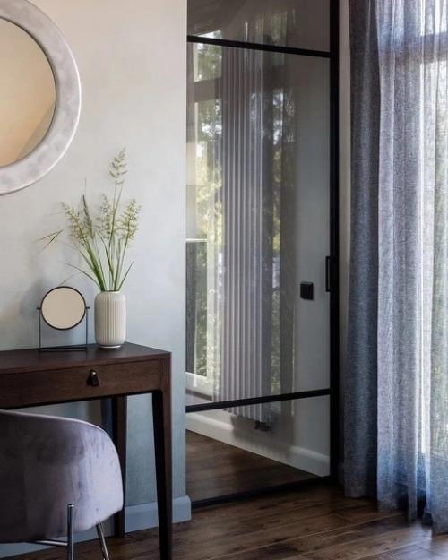 Спальня в мансарде.  Светлый интерьер, который располагает. 04