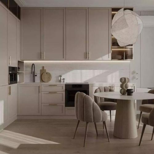 Бежевый цвет в сочетании с белым создают гармоничный дуэт в интерьере этой кухни - гостиной.