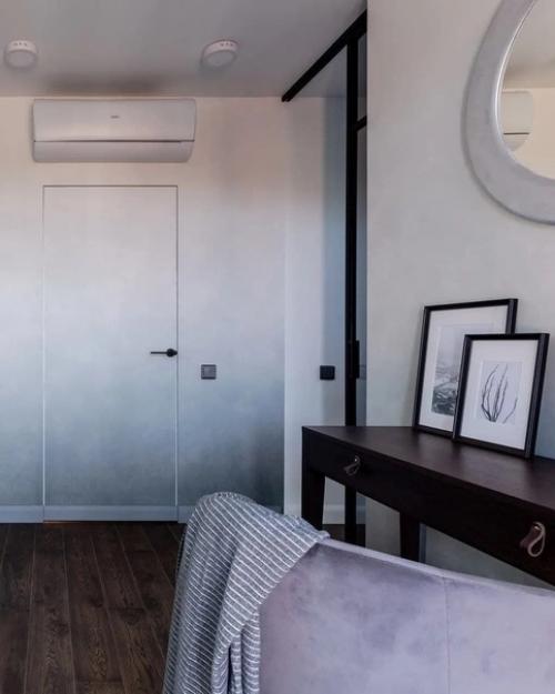 Спальня в мансарде.  Светлый интерьер, который располагает. 07