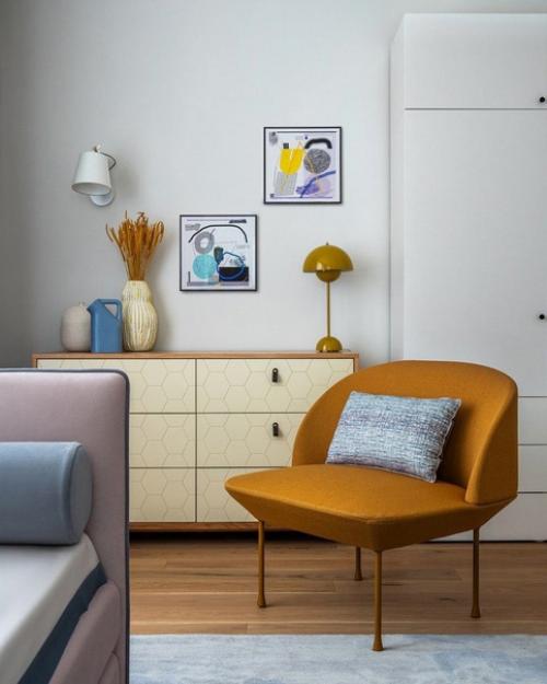 Светлый интерьер с использованием натуральных материалов, в спокойной палитре, но и с акцентными цветами. 07