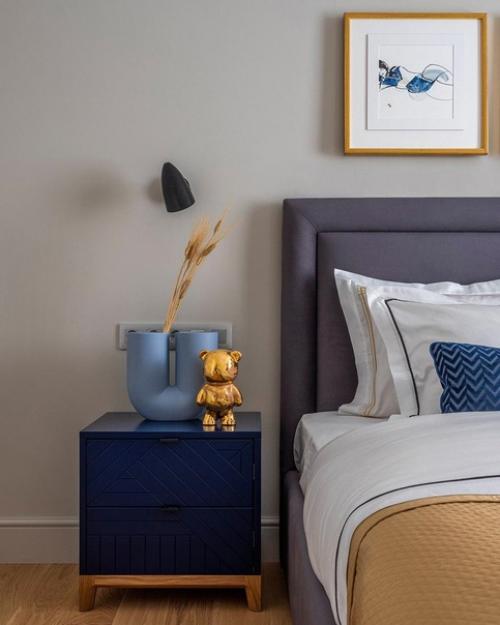 Светлый интерьер с использованием натуральных материалов, в спокойной палитре, но и с акцентными цветами. 04