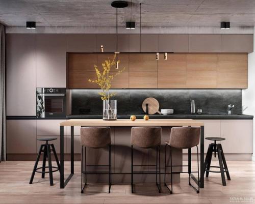 Кухня - гостиная с использование в интерьере арт - бетона, дерева и кирпича золотисто - коричневого цвета. 02