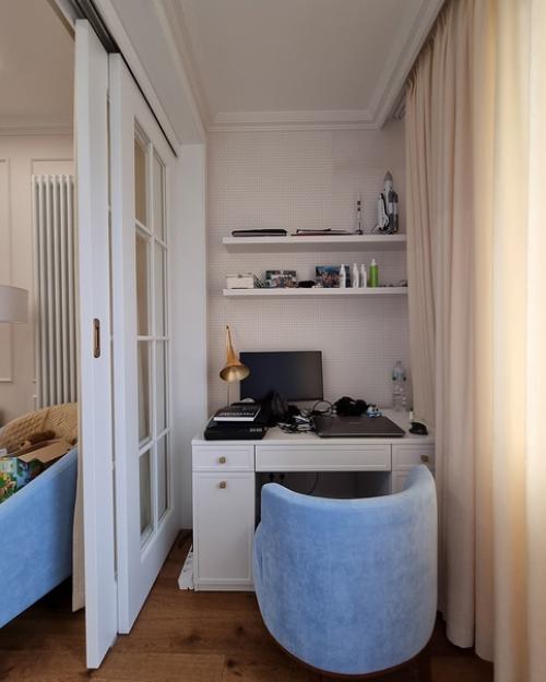 Уютная лоджия, переоборудованная под кабинет.