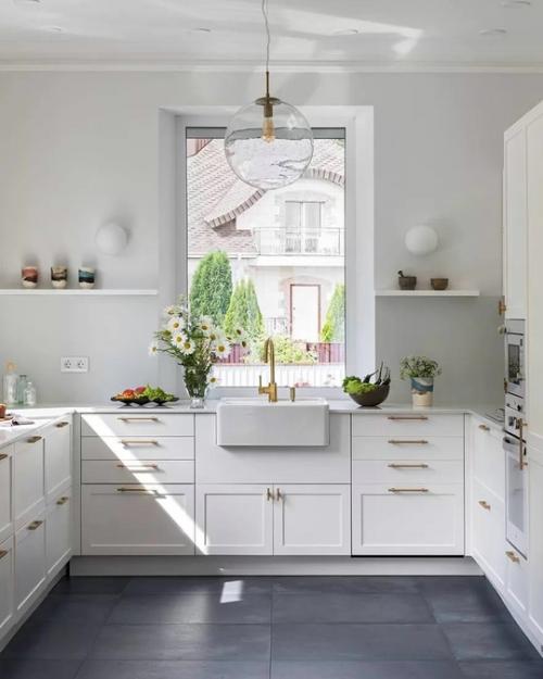 Дом на берегу озера: светлый интерьер с акцентами. 07