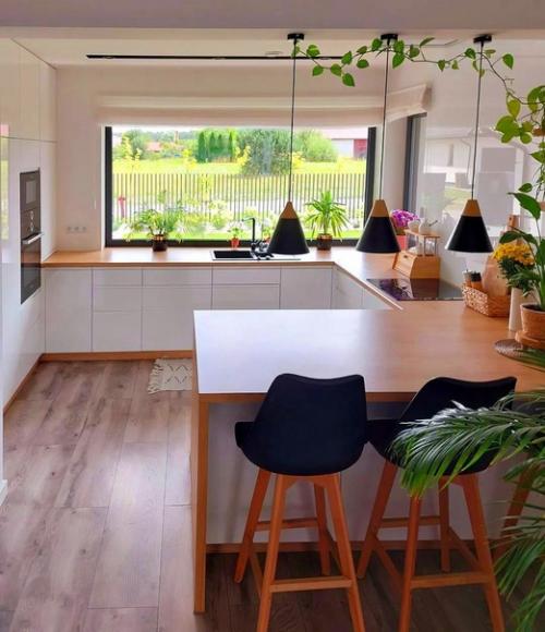 Просторная светлая кухня с большим окном и стильными аксессуарами. 03