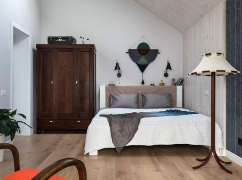 Дом на берегу озера: светлый интерьер с акцентами. 02