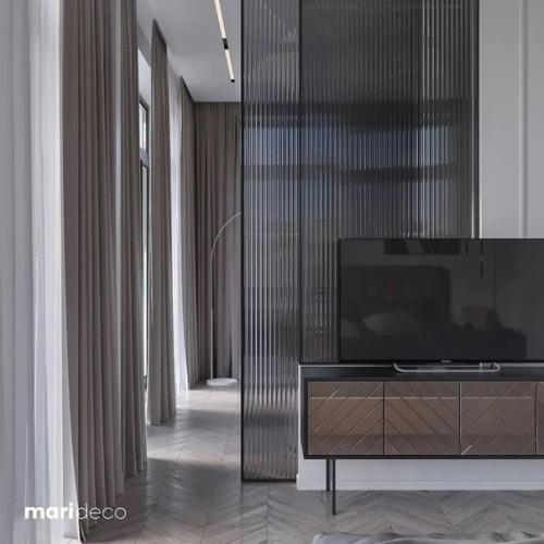 Домашний офис в гардеробной за закрытыми дверями. 01