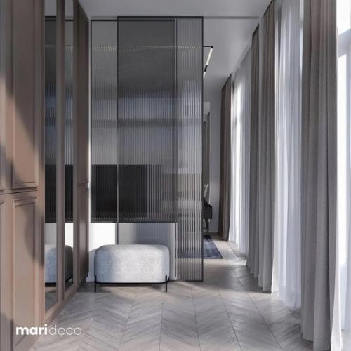 Домашний офис в гардеробной за закрытыми дверями. 03