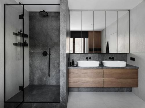 Обволакивающий интерьер загородного дома с акцентной винтовой лестницей. 02